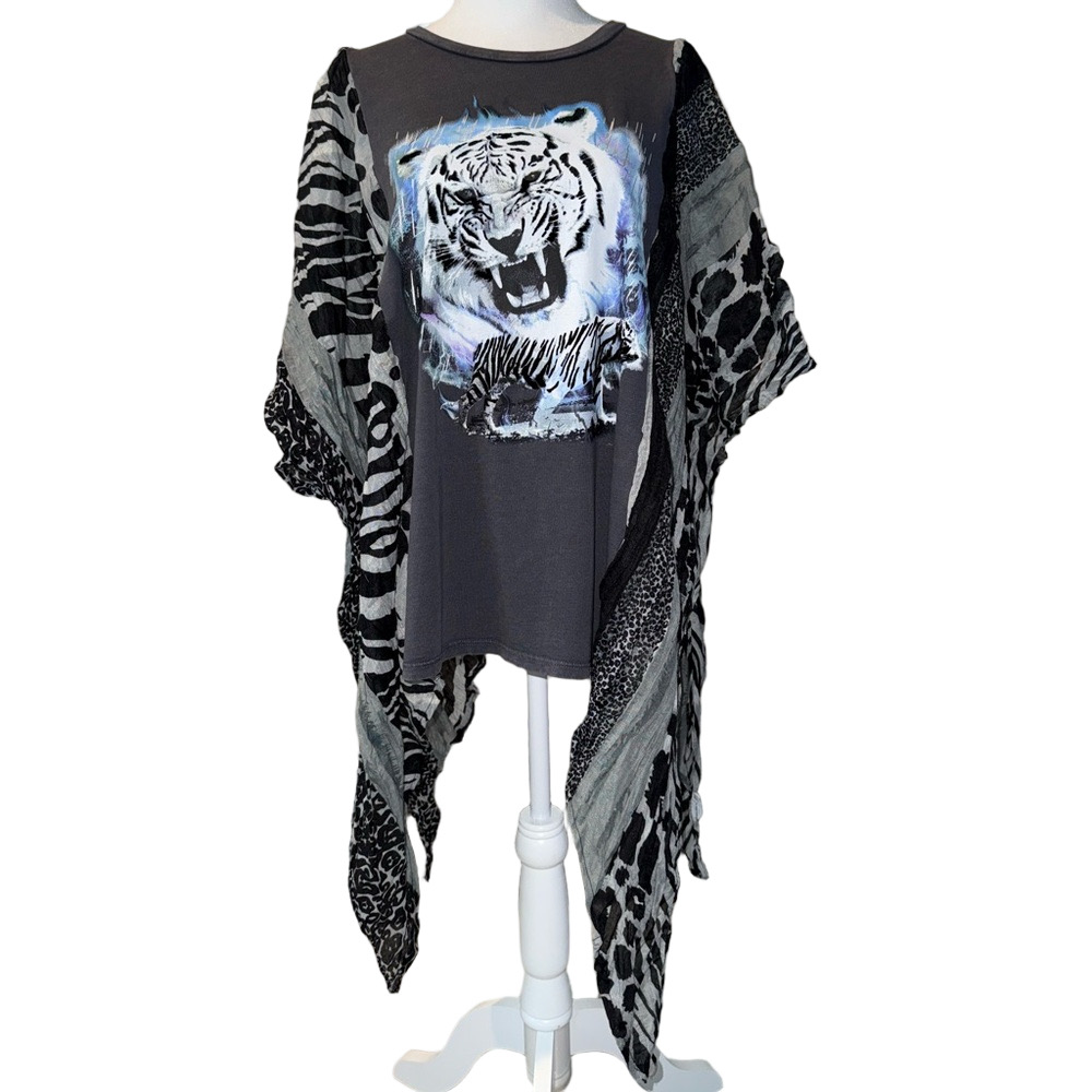 IMPULSIVE DESIGNS Chaser Textured Snow Tiger Animal Print Boho Poncho Sleeve Top